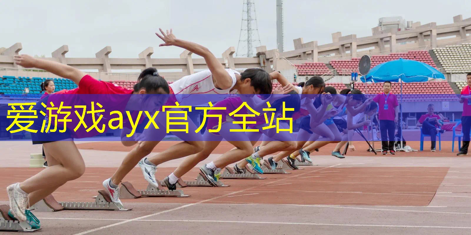 公交车上女子拿网球拍